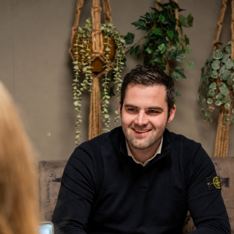 Eigenaar Gijs Vriezekolk in gesprek org voor LOV